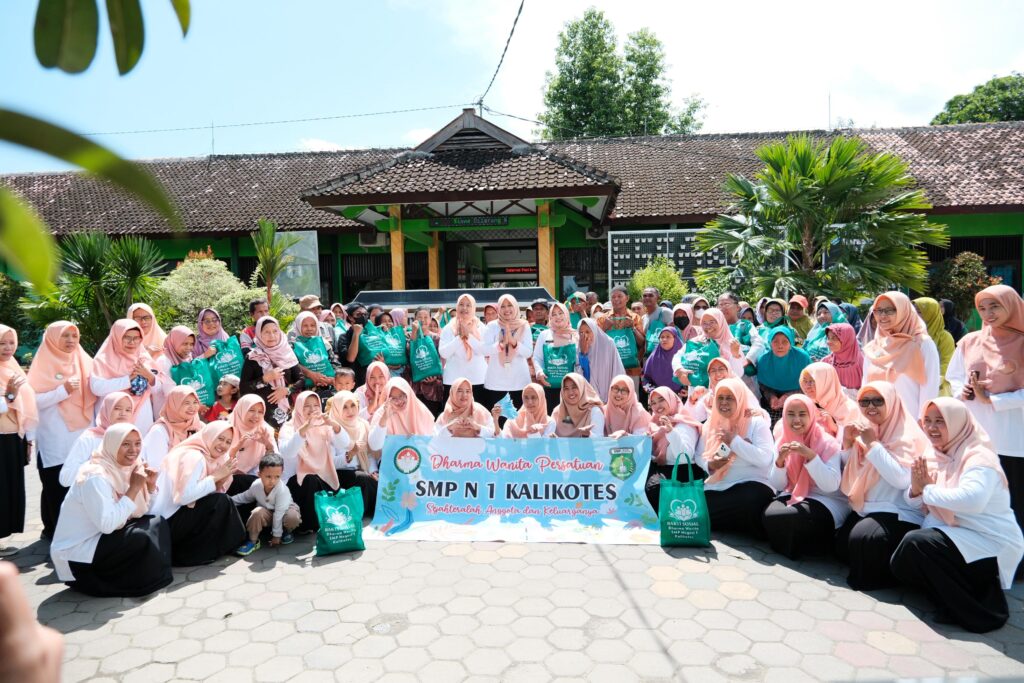 Darma Wanita Persatuan SMP Negeri 1 Kalikotes Gelar Bhakti Sosial Berbagi Sembako