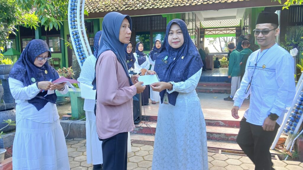 SMP Negeri 1 Kalikotes Salurkan Zakat Fitrah kepada Siswa dan Warga Sekitar