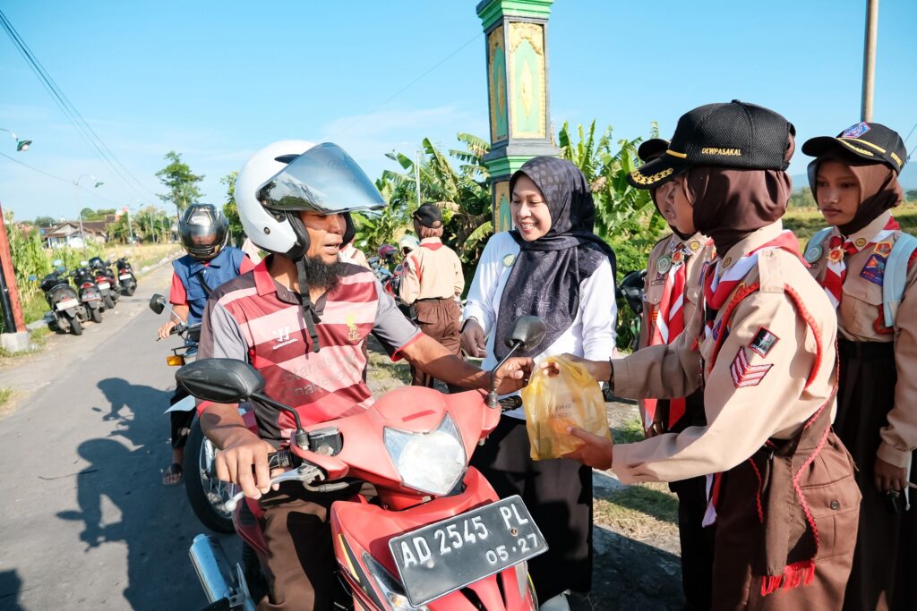 SMPN 1 Kalikotes Gelar Gebrakan Cinta dengan Berbagi Takjil di Tiga Titik